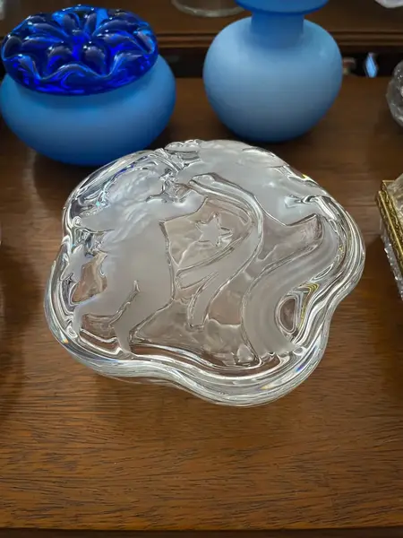 Foto de um(a) Antiga Caixa Decorativa Figura Anjo Cristal Francês Satiné, da categoria de Cestos e Caixas. Antiga caixa decorativa em cristal francês, com belíssima decoração de anjos satiné em baixo relevo. Peça importante, de... Mostrado de uma perspectiva diferente. Vendido no marketplace Trésors.