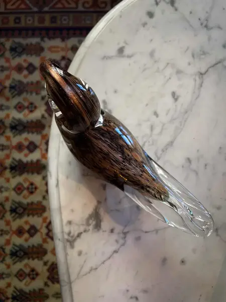 Foto de um(a) Antiga Escultura De Pato Art Deco Murano Italiano Com Ouro, da categoria de Escultura. ~ Italy Glass ~ Antiga escultura artística representando pato em cristal de Murano com ouro em sua composição. Peça feita à... Mostrado de uma perspectiva diferente. Vendido no marketplace Trésors.