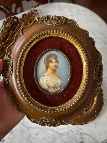 Foto de um(a) Antigo Par De Quadro Francês Portrait Miniature Pintura Óleo, da categoria de Pinturas. ~ Portrait miniature ~ Antigo e raro par de quadrinhos franceses, com figura central de damas pintadas à mão em folha de... Mostrado de uma perspectiva diferente. Vendido no marketplace Trésors.