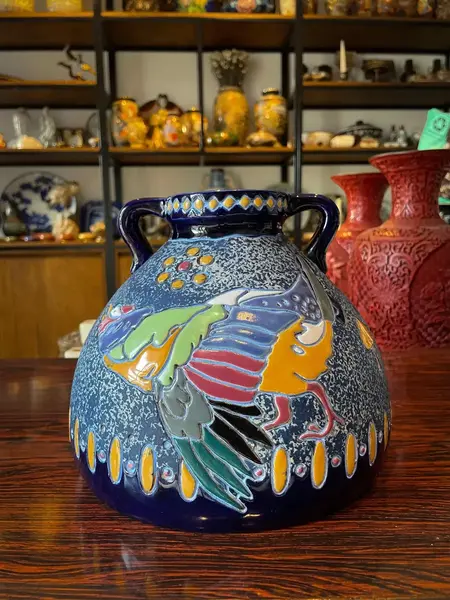 Foto de um(a) Antigo Raro Vaso Faiança Majólica Tcheca Amphora Art Nouveau, da categoria de Vasos. ~ Amphora ~ Riessner, Stellmacher & Kessel. Antigo e excepcional vaso artístico em faiança/majólica da Checoslováquia. Ótima... Mostrado de uma perspectiva diferente. Vendido no marketplace Trésors.