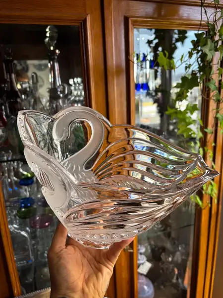 Foto de um(a) Antigo Vaso Centro De Mesa Cisne Cristal Francês Satiné, da categoria de Centro de mesa. Antigo e belíssimo vaso, centro de mesa em cristal francês, com decoração de cisnes em relevo. Ótimo tamanho para fazer... Mostrado de uma perspectiva diferente. Vendido no marketplace Trésors.