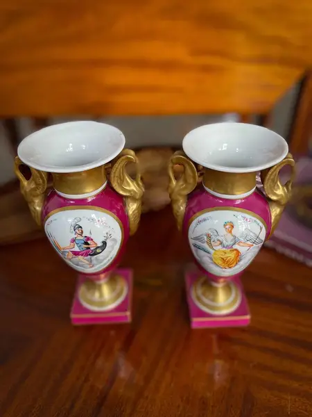 Foto de um(a) Antigo Par Vasos Porcelana França Vieux Paris Louis Philippe, da categoria de Vasos. ~ Louis Philippe ~Antigo e clássico par de vasos com alças estilo ânfora em porcelana artística francesa Vieux Paris. Linda... Mostrado de uma perspectiva diferente. Vendido no marketplace Trésors.