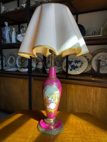 Foto de um(a) Antigo Abajur Luminária Rosa Porcelana Francesa Limoges, da categoria de Abajures. ~ Limoges ~Antigo e lindo abajur em porcelana artística francesa, decoração com cena galante Fragonard e filetes de 18k.... Mostrado de uma perspectiva diferente. Vendido no marketplace Trésors.