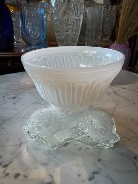 Foto de um(a) Antigo Vaso Centro De Mesa Cachepot Opalina Branca Leitosa, da categoria de Cachepot. ~ Moule Pressed Glass ~ Excepcional vaso/cachepot em opalina branca leitosa, linda decoração com peixes em relevo. Peça... Mostrado de uma perspectiva diferente. Vendido no marketplace Trésors.