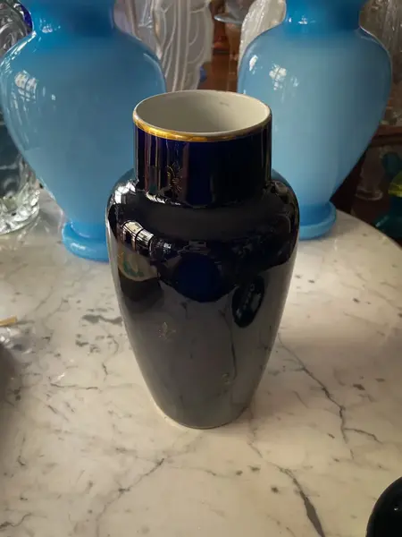 Foto de um(a) Antigo Raro Vaso Art Nouveau Porcelana Tcheco Com Damas, da categoria de Vasos. Antigo e maravilhoso vaso artístico em porcelana azul cobalto procedente da Czechoslovakia. Decoração central com linda cena... Mostrado de uma perspectiva diferente. Vendido no marketplace Trésors.