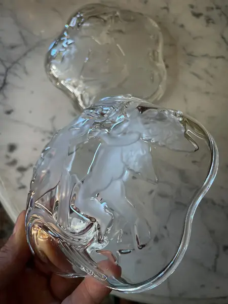 Foto de um(a) Antiga Caixa Decorativa Figura Anjo Cristal Francês Satiné, da categoria de Cestos e Caixas. Antiga caixa decorativa em cristal francês, com belíssima decoração de anjos satiné em baixo relevo. Peça importante, de... Mostrado de uma perspectiva diferente. Vendido no marketplace Trésors.