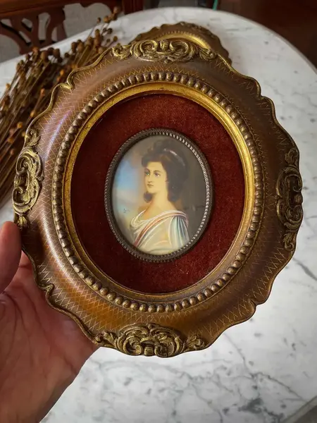 Foto de um(a) Antigo Par De Quadro Francês Portrait Miniature Pintura Óleo, da categoria de Pinturas. ~ Portrait miniature ~ Antigo e raro par de quadrinhos franceses, com figura central de damas pintadas à mão em folha de... Mostrado de uma perspectiva diferente. Vendido no marketplace Trésors.