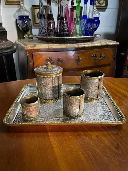 Foto de um(a) Antigo Conjunto Escritório Bandeja Caixa Francês Acqua Fort, da categoria de Itens de Escritório. Para quem gosta de peças exclusivas.Antigo e raro conjunto para escritório em metal francês dito “Aqcua Fort” (trabalho no... Mostrado de uma perspectiva diferente. Vendido no marketplace Trésors.