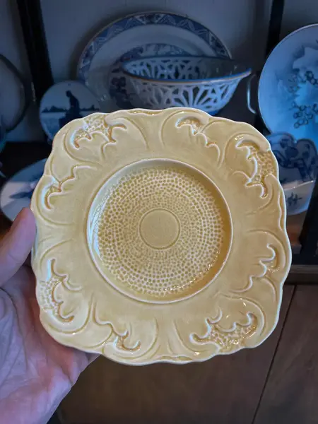 Foto de um(a) Antigo Raro Conjunto Prato Servir Sobremesa Majólica Inglesa, da categoria de Conjuntos de servir. ~ Sterling Pottery ~Antigo e belíssimo conjunto para sobremesa em majólica inglesa com decoração de folhas em relevo,... Mostrado de uma perspectiva diferente. Vendido no marketplace Trésors.