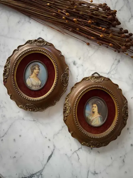 Foto de um(a) Antigo Par De Quadro Francês Portrait Miniature Pintura Óleo, da categoria de Pinturas. ~ Portrait miniature ~ Antigo e raro par de quadrinhos franceses, com figura central de damas pintadas à mão em folha de... Mostrado de uma perspectiva diferente. Vendido no marketplace Trésors.