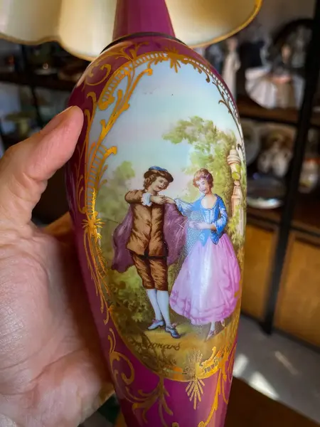 Foto de um(a) Antigo Abajur Luminária Rosa Porcelana Francesa Limoges, da categoria de Abajures. ~ Limoges ~Antigo e lindo abajur em porcelana artística francesa, decoração com cena galante Fragonard e filetes de 18k.... Mostrado de uma perspectiva diferente. Vendido no marketplace Trésors.