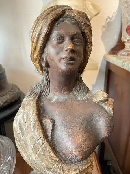 Foto de um(a) Antigo Busto Escultura Blackamoor Em Terracota Austríaca, da categoria de Escultura. Importante busto de mulher seminua em terracota, início do século XX. Peça artística, toda feita à mão Altura 39cm. Mostrado de uma perspectiva diferente. Vendido no marketplace Trésors.