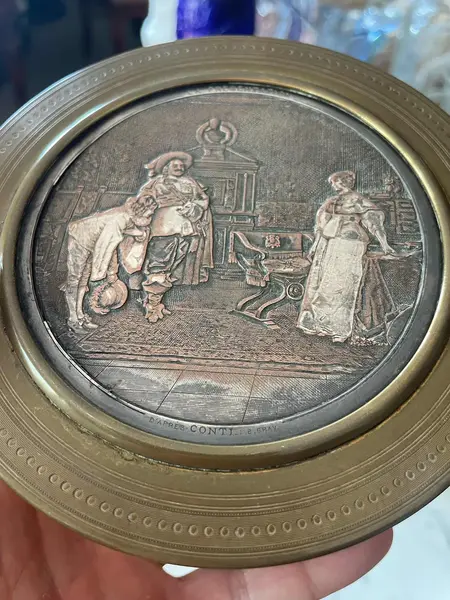 Foto de um(a) Antiga Caixa Porta Joias Artístico Bronze E Prata Assinado, da categoria de Porta-Jóias. Antiga caixa francesa porta joias em bronze trabalhado. Peça feita à mao e assinada.Super versátil e decorativa para um... Mostrado de uma perspectiva diferente. Vendido no marketplace Trésors.