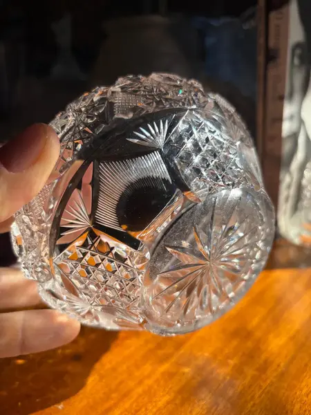 Foto de um(a) Antiga Caixa Porta Joias Bomboniere Cristal Tcheco Lapidado, da categoria de Garrafas, potes e jarros. Antiga e especial caixa decorativa em cristal Tcheco, com primorosa lapidação manual.Seja como porta joias, bomboniere ou... Mostrado de uma perspectiva diferente. Vendido no marketplace Trésors.