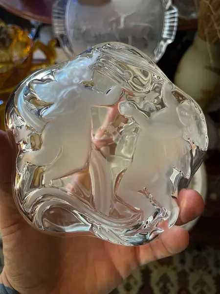 Foto de um(a) Antiga Caixa Decorativa Figura Anjo Cristal Francês Satiné, da categoria de Cestos e Caixas. Antiga caixa decorativa em cristal francês, com belíssima decoração de anjos satiné em baixo relevo. Peça importante, de... Mostrado de uma perspectiva diferente. Vendido no marketplace Trésors.