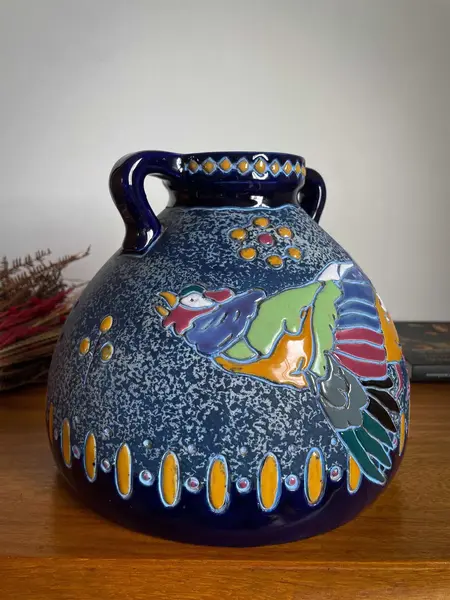 Foto de um(a) Antigo Raro Vaso Faiança Majólica Tcheca Amphora Art Nouveau, da categoria de Vasos. ~ Amphora ~ Riessner, Stellmacher & Kessel. Antigo e excepcional vaso artístico em faiança/majólica da Checoslováquia. Ótima... Mostrado de uma perspectiva diferente. Vendido no marketplace Trésors.