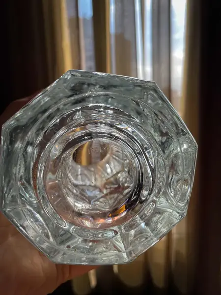 Foto de um(a) Antigo Lindo Vaso Jarro Art Deco Em Cristal Italiano Satiné, da categoria de Vasos. ~ Italy Glass ~Antigo e chiquíssimo vaso artístico em grosso cristal italiano satiné. Decoração com folhas e linhas, traços... Mostrado de uma perspectiva diferente. Vendido no marketplace Trésors.