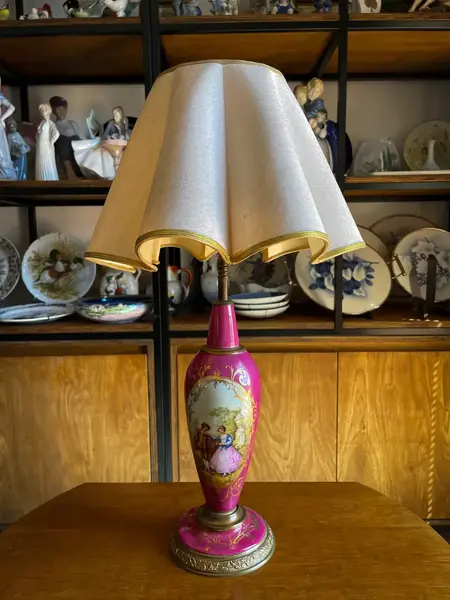 Foto de um(a) Antigo Abajur Luminária Rosa Porcelana Francesa Limoges, da categoria de Abajures. ~ Limoges ~Antigo e lindo abajur em porcelana artística francesa, decoração com cena galante Fragonard e filetes de 18k.... Mostrado de uma perspectiva diferente. Vendido no marketplace Trésors.