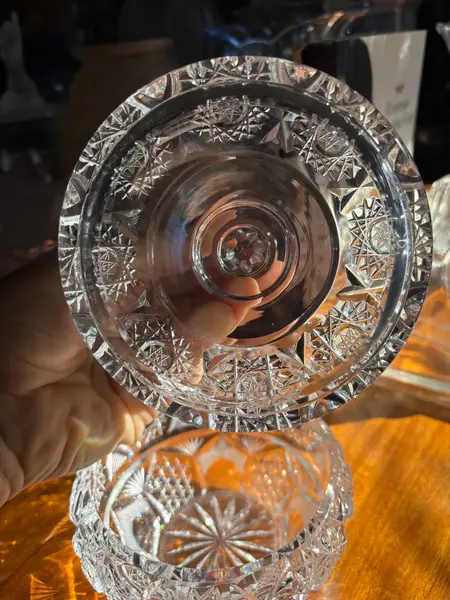 Foto de um(a) Antiga Caixa Porta Joias Bomboniere Cristal Tcheco Lapidado, da categoria de Garrafas, potes e jarros. Antiga e especial caixa decorativa em cristal Tcheco, com primorosa lapidação manual.Seja como porta joias, bomboniere ou... Mostrado de uma perspectiva diferente. Vendido no marketplace Trésors.