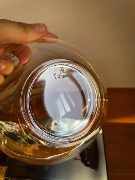 Foto de um(a) Antiga Caixa Bomboniere Dama Cristal Satiné Nachtmann A Deco, da categoria de Porta-Jóias. ~ Natchmann Glass ~Para quem gosta de peças exclusivas! Antiga e belíssima caixa decorativa, bomboniere em cristal da... Mostrado de uma perspectiva diferente. Vendido no marketplace Trésors.