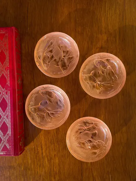 Foto de um(a) Josef Inwald Antigo Conjunto Quatro Bowls Peixe Art Deco, da categoria de Pratos Decorativos. ~ Josef Inwald Glass ~Antigo e gracioso conjunto com quatro pequenos bowls para você usar a sua imaginação e servir com o... Mostrado de uma perspectiva diferente. Vendido no marketplace Trésors.