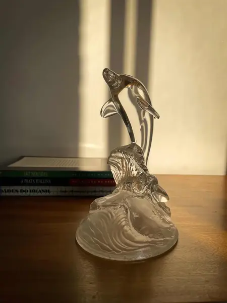 Foto de um(a) Antiga Escultura Art Deco Golfinho Cristal Francês Luminarc, da categoria de Escultura. Luminarc - Verrerie D’arques, France. Antiga e decorativa escultura artística representando golfinho em cristal francês com... Mostrado de uma perspectiva diferente. Vendido no marketplace Trésors.