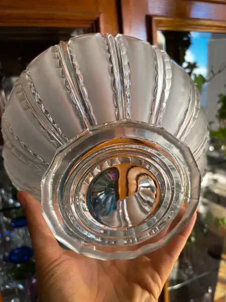 Foto de um(a) Antigo Bowl Centro Mesa Fruteira Saladeira Cristal Satiné, da categoria de Travessas e tigelas. Antigo e grande centro de mesa em cristal francês lapidado com detalhes em satiné. Peça muito fina e elegante, além de ser... Mostrado de uma perspectiva diferente. Vendido no marketplace Trésors.