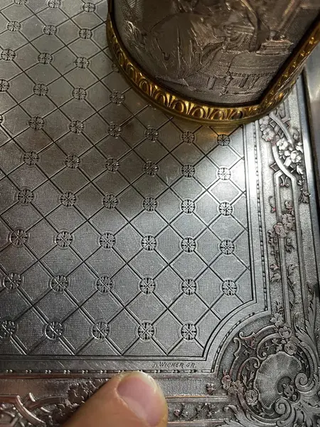 Foto de um(a) Antigo Conjunto Escritório Bandeja Caixa Francês Acqua Fort, da categoria de Itens de Escritório. Para quem gosta de peças exclusivas.Antigo e raro conjunto para escritório em metal francês dito “Aqcua Fort” (trabalho no... Mostrado de uma perspectiva diferente. Vendido no marketplace Trésors.