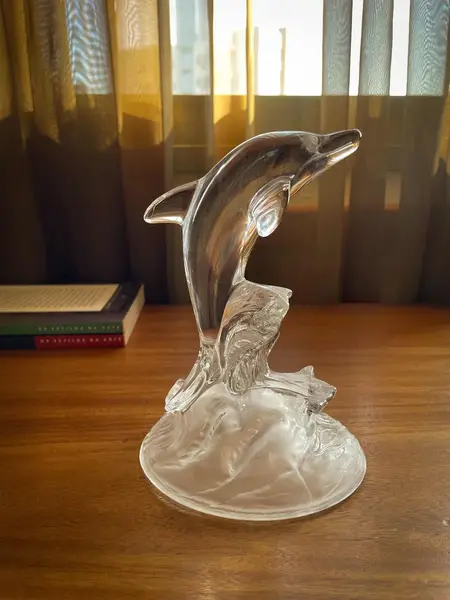 Foto de um(a) Antiga Escultura Art Deco Golfinho Cristal Francês Luminarc, da categoria de Escultura. Luminarc - Verrerie D’arques, France. Antiga e decorativa escultura artística representando golfinho em cristal francês com... Mostrado de uma perspectiva diferente. Vendido no marketplace Trésors.