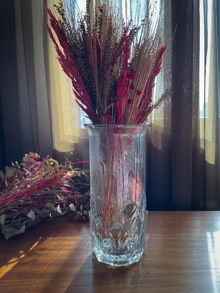 Foto de um(a) Antigo Lindo Vaso Jarro Art Deco Em Cristal Italiano Satiné, da categoria de Vasos. ~ Italy Glass ~Antigo e chiquíssimo vaso artístico em grosso cristal italiano satiné. Decoração com folhas e linhas, traços... Mostrado de uma perspectiva diferente. Vendido no marketplace Trésors.