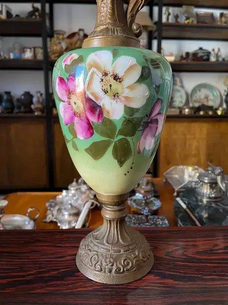 Foto de um(a) Antiga Ânfora Jarro Decorativo Pétit Bronze Opalina Francesa, da categoria de Vasos e recipientes. Antiga e grande jarra decorativa com estrutura em metal trabalhado e parte central em opalina francesa pintada à mão. Peça... Mostrado de uma perspectiva diferente. Vendido no marketplace Trésors.