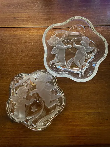 Foto de um(a) Antiga Caixa Decorativa Figura Anjo Cristal Francês Satiné, da categoria de Cestos e Caixas. Antiga caixa decorativa em cristal francês, com belíssima decoração de anjos satiné em baixo relevo. Peça importante, de... Mostrado de uma perspectiva diferente. Vendido no marketplace Trésors.
