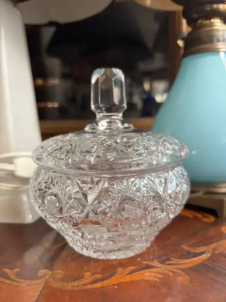 Foto de um(a) Antiga Caixa Porta Joias Bomboniere Cristal Tcheco Lapidado, da categoria de Garrafas, potes e jarros. Antiga e especial caixa decorativa em cristal Tcheco, com primorosa lapidação manual.Seja como porta joias, bomboniere ou... Mostrado de uma perspectiva diferente. Vendido no marketplace Trésors.