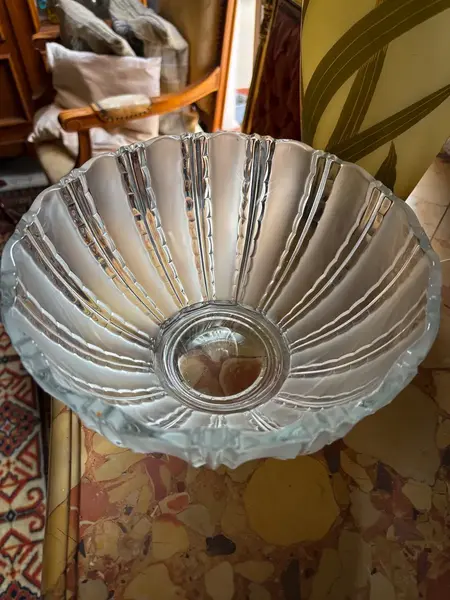 Foto de um(a) Antigo Bowl Centro Mesa Fruteira Saladeira Cristal Satiné, da categoria de Travessas e tigelas. Antigo e grande centro de mesa em cristal francês lapidado com detalhes em satiné. Peça muito fina e elegante, além de ser... Mostrado de uma perspectiva diferente. Vendido no marketplace Trésors.