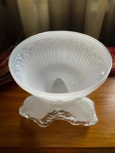 Foto de um(a) Antigo Vaso Centro De Mesa Cachepot Opalina Branca Leitosa, da categoria de Cachepot. ~ Moule Pressed Glass ~ Excepcional vaso/cachepot em opalina branca leitosa, linda decoração com peixes em relevo. Peça... Mostrado de uma perspectiva diferente. Vendido no marketplace Trésors.
