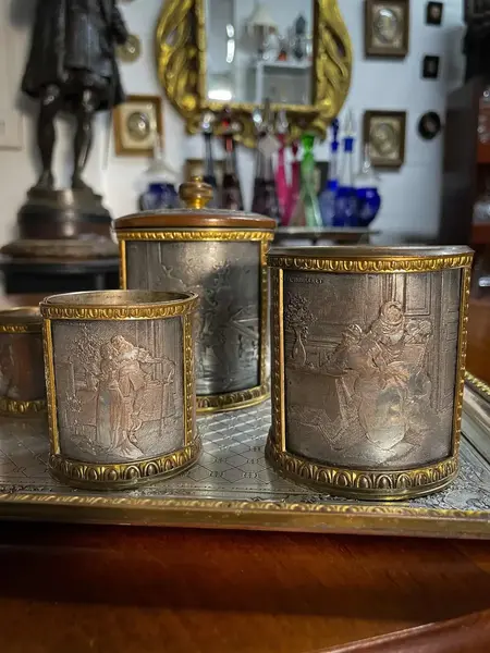 Foto de um(a) Antigo Conjunto Escritório Bandeja Caixa Francês Acqua Fort, da categoria de Itens de Escritório. Para quem gosta de peças exclusivas.Antigo e raro conjunto para escritório em metal francês dito “Aqcua Fort” (trabalho no... Mostrado de uma perspectiva diferente. Vendido no marketplace Trésors.