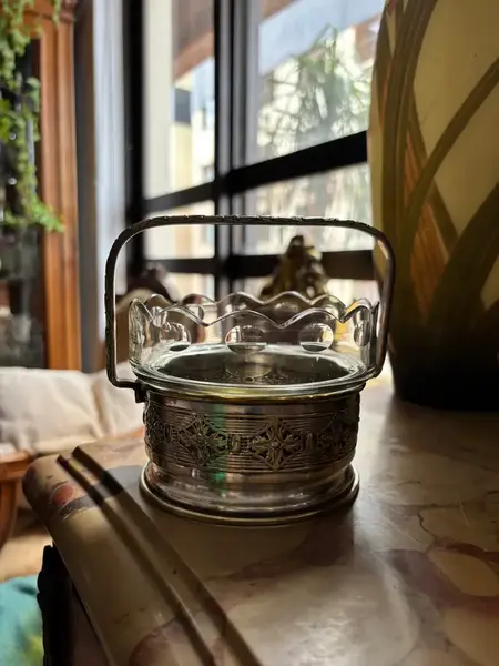 Foto de um(a) Antiga Cestinha Art Deco Em Prata Wmf E Cristal Lapidado, da categoria de Cestos e Caixas. Antiga e preciosa cestinha decorativa em metal espessurado a prata e cristal lapidado. Peça em seu estado original, do... Mostrado de uma perspectiva diferente. Vendido no marketplace Trésors.