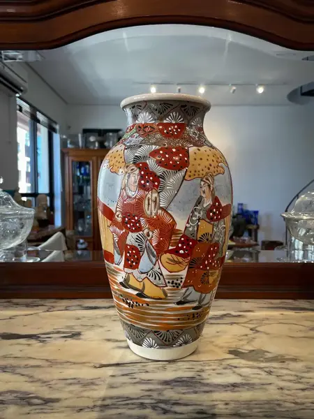 Foto de um(a) Antigo Vaso Jarro Porcelana Oriental Satsuma Meiji Séc XIX, da categoria de Vasos. Antigo e importante vaso oriental em porcelana japonesa Satsuma, período Meiji. Figuras de samurais pintados à mão. Uma... Mostrado de uma perspectiva diferente. Vendido no marketplace Trésors.