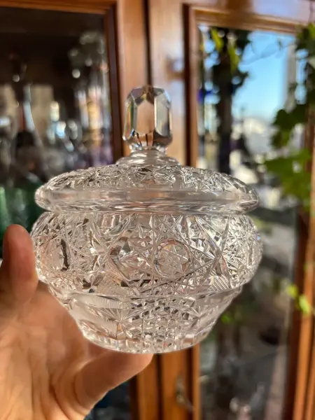 Foto de um(a) Antiga Caixa Porta Joias Bomboniere Cristal Tcheco Lapidado, da categoria de Garrafas, potes e jarros. Antiga e especial caixa decorativa em cristal Tcheco, com primorosa lapidação manual.Seja como porta joias, bomboniere ou... Mostrado de uma perspectiva diferente. Vendido no marketplace Trésors.