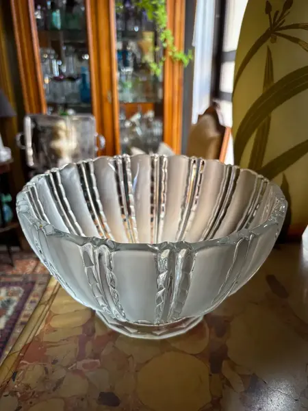 Foto de um(a) Antigo Bowl Centro Mesa Fruteira Saladeira Cristal Satiné, da categoria de Travessas e tigelas. Antigo e grande centro de mesa em cristal francês lapidado com detalhes em satiné. Peça muito fina e elegante, além de ser... Mostrado de uma perspectiva diferente. Vendido no marketplace Trésors.