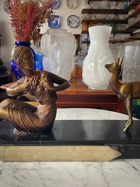Foto de um(a) Antiga Escultura Bronze Art Deco Dama Com Veado Chiparus, da categoria de Escultura. ~ Demétre H. Chiparus ~Antiga e grande escultura do renomado mestre do Art Deco, Chiparus. Obra representando dama com... Mostrado de uma perspectiva diferente. Vendido no marketplace Trésors.