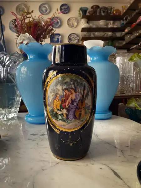 Foto de um(a) Antigo Raro Vaso Art Nouveau Porcelana Tcheco Com Damas, da categoria de Vasos. Antigo e maravilhoso vaso artístico em porcelana azul cobalto procedente da Czechoslovakia. Decoração central com linda cena... Mostrado de uma perspectiva diferente. Vendido no marketplace Trésors.