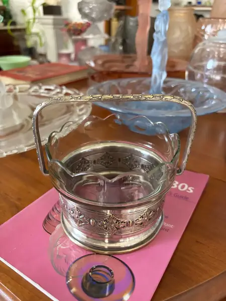 Foto de um(a) Antiga Cestinha Art Deco Em Prata Wmf E Cristal Lapidado, da categoria de Cestos e Caixas. Antiga e preciosa cestinha decorativa em metal espessurado a prata e cristal lapidado. Peça em seu estado original, do... Mostrado de uma perspectiva diferente. Vendido no marketplace Trésors.