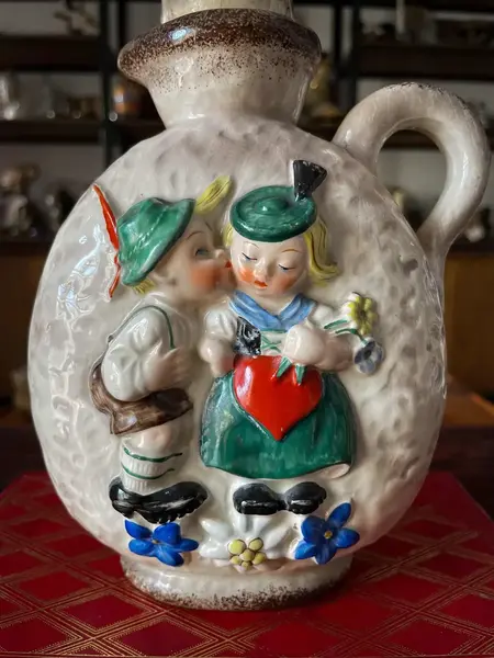 Foto de um(a) Antiga Rara Garrafa Jarra Porcelana Alemã Goebel Art Deco, da categoria de Jarros. ~ Goebel ~Antiga e graciosa jarra de coleção em cerâmica artística alemã da manufatura Goebel, com selo da década de 1950 e... Mostrado de uma perspectiva diferente. Vendido no marketplace Trésors.