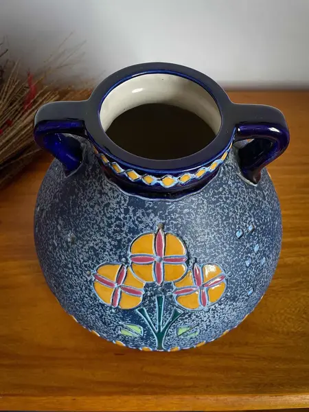 Foto de um(a) Antigo Raro Vaso Faiança Majólica Tcheca Amphora Art Nouveau, da categoria de Vasos. ~ Amphora ~ Riessner, Stellmacher & Kessel. Antigo e excepcional vaso artístico em faiança/majólica da Checoslováquia. Ótima... Mostrado de uma perspectiva diferente. Vendido no marketplace Trésors.