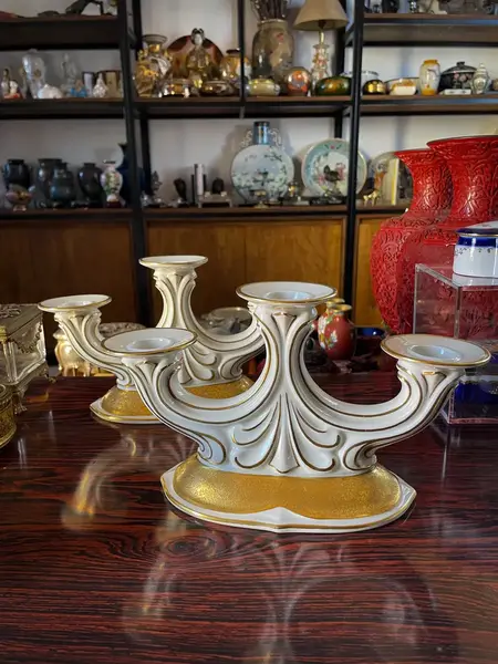 Foto de um(a) Antigo Par De Candelabros Castiçal Porcelana Alemã Art Deco, da categoria de Castiçais. ~ Koenigszelt Germany ~ Antigo e sofisticado par de candelabros para três velas. Porcelana artística alemã com detalhes em... Mostrado de uma perspectiva diferente. Vendido no marketplace Trésors.