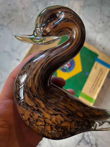 Foto de um(a) Antiga Escultura De Pato Art Deco Murano Italiano Com Ouro, da categoria de Escultura. ~ Italy Glass ~ Antiga escultura artística representando pato em cristal de Murano com ouro em sua composição. Peça feita à... Mostrado de uma perspectiva diferente. Vendido no marketplace Trésors.