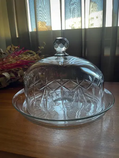 Foto de um(a) Antiga Queijeira Boleira Em Cristal Francês Baccarat Nancy, da categoria de Garrafas, potes e jarros. ~ Nancy France ~Antiga e elegante queijeira em cristal francês de excelente qualidade, lindo brilho natural e lapidação... Mostrado de uma perspectiva diferente. Vendido no marketplace Trésors.