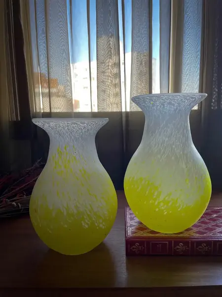 Foto de um(a) Antigo Par De Vasos Jarros Art Deco Em Murano Pâte De Verre, da categoria de Vasos. ~ Pâte de Verre ~Antigo e belíssimo par de vasos artísticos em Murano amarelo com rajados em branco e pequenos pontos em... Mostrado de uma perspectiva diferente. Vendido no marketplace Trésors.