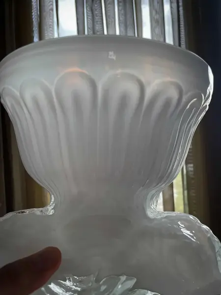 Foto de um(a) Antigo Vaso Centro De Mesa Cachepot Opalina Branca Leitosa, da categoria de Cachepot. ~ Moule Pressed Glass ~ Excepcional vaso/cachepot em opalina branca leitosa, linda decoração com peixes em relevo. Peça... Mostrado de uma perspectiva diferente. Vendido no marketplace Trésors.